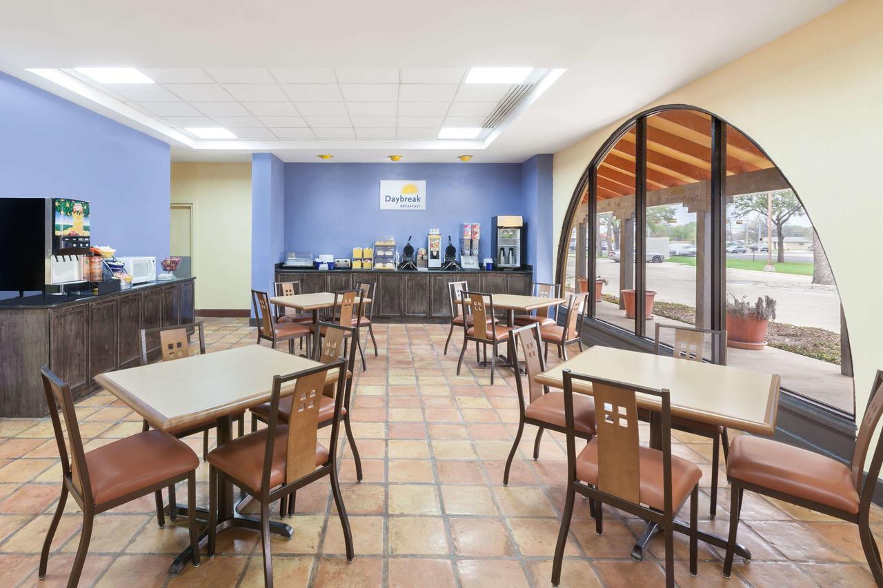 Days Inn By Wyndham Uvalde Luaran gambar